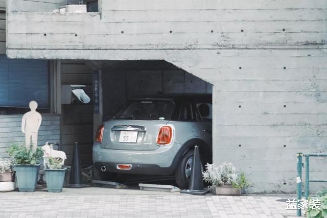 一家三口，50年如一日的挤在12平小房里，看着憋屈实则很幸福