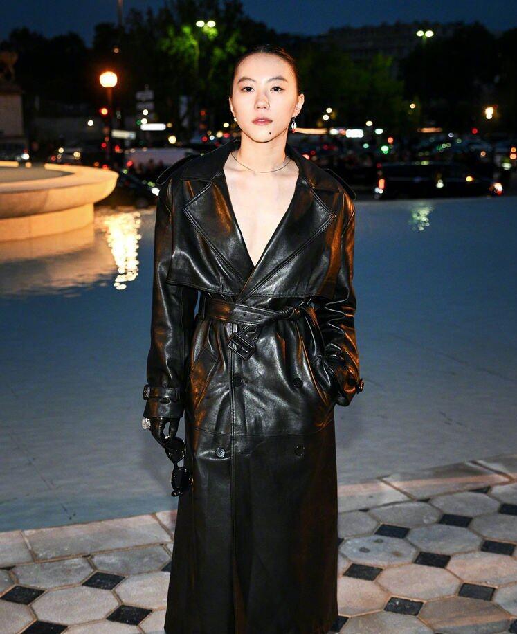 |窦靖童深V皮裙亮相巴黎时装周，王菲：啧啧