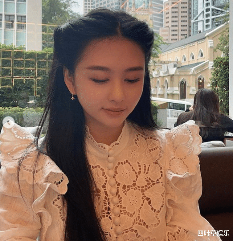 邱淑贞|邱淑贞女儿晒自拍照,五官精致立体,颇有妈妈年轻时的美貌