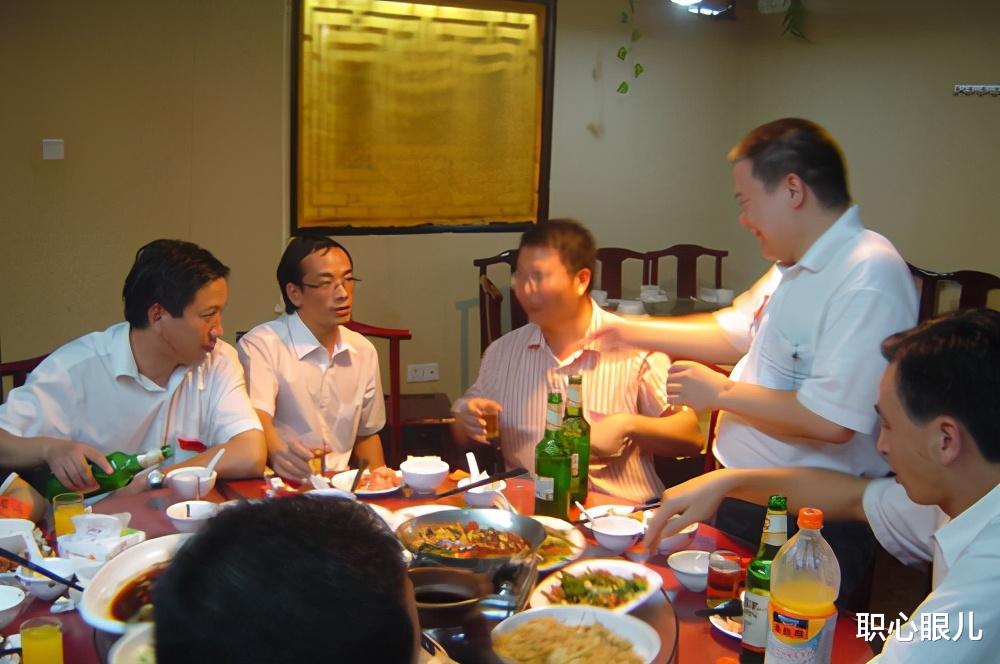 00后|领导：明天帮我组个饭局；职场00后：吃个饭还用组局？