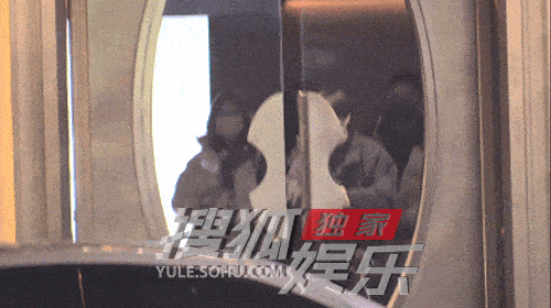 赵露思|赵露思理发店出来手舞足蹈 飘逸长发随风而动青春感拉满