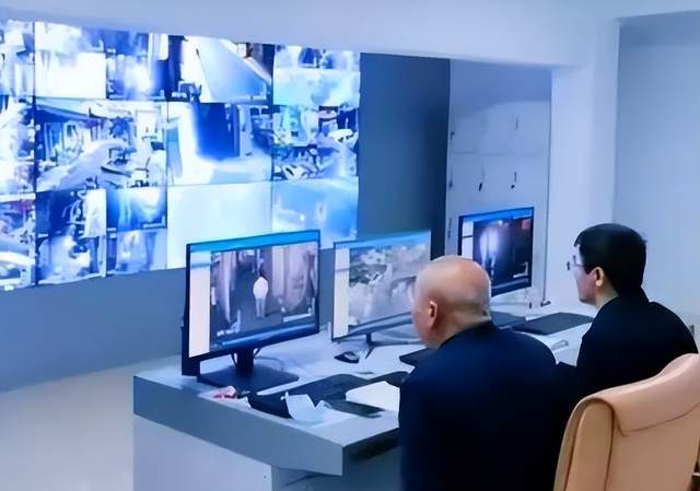 心酸!曝胡鑫宇哥哥下跪感谢爱心网友,手拿弟弟寻人启事惹泪目