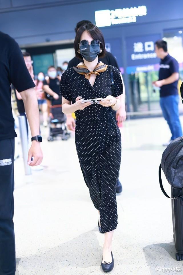 穿衣搭配 张嘉倪给自己打扮成贵妇,镂空上衣配红唇明艳大气,发型有点显老