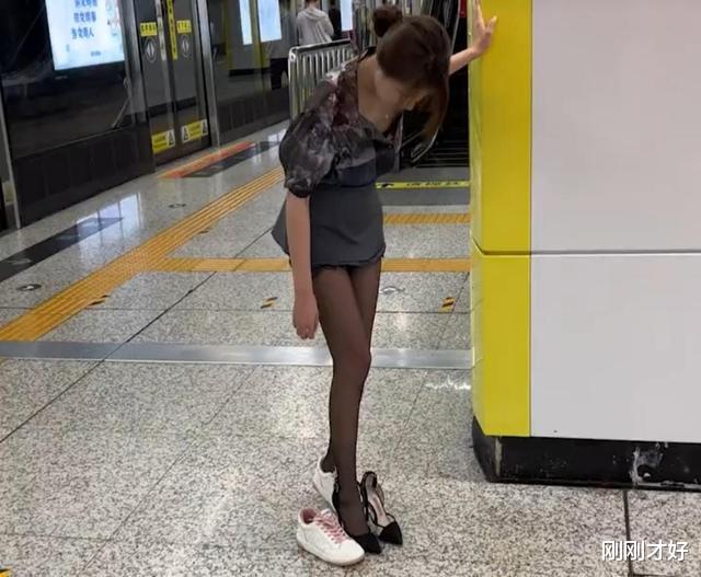 ?女子穿短裙黑丝在地铁站换鞋,引得路人驻足观看,儿子另类护母