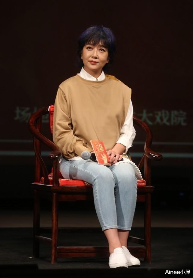 穿衣搭配 短发的江珊看着好真实,法令纹有点深,但是穿衣仍然挺大方的