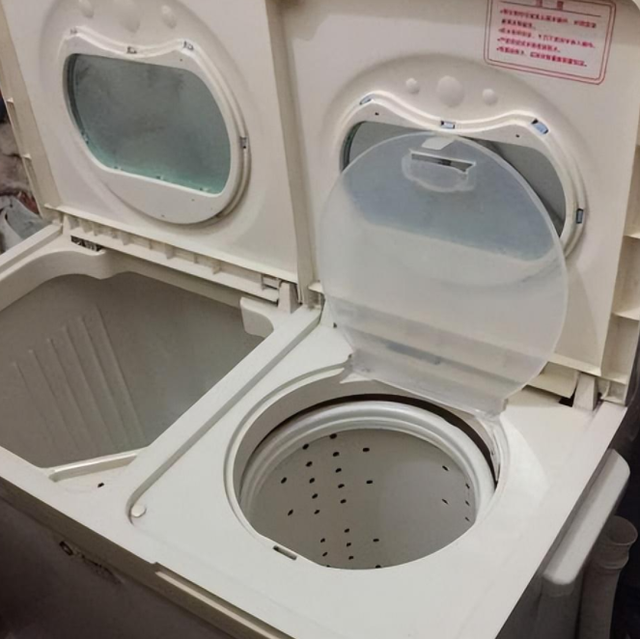 滚筒洗衣机|年轻人没见过的双缸洗衣机，为何重新走红？用了15年，说说真心话