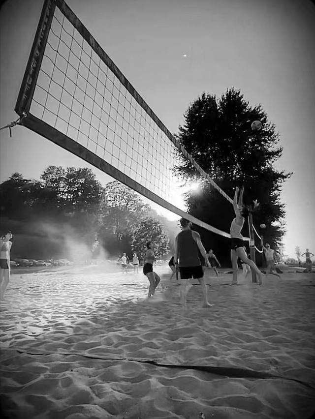 张敏钧|钟丽缇大女儿发福明显！腰间三圈赘肉抢眼，与异性贴身同游不避嫌