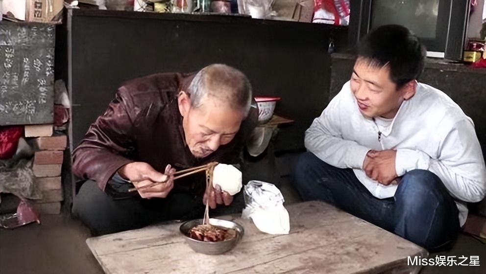 网红男为骗取流量,免费给空巢老人做饭吃,还设计剧本让老人下跪