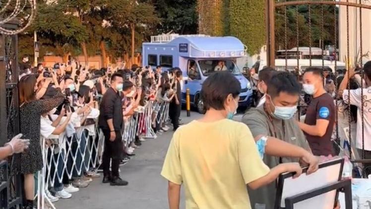 黑豹2|厦门：明星周柏豪录节目开车，路边站满了粉丝，谁说福建人不追星