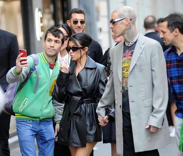 卡戴珊|卡戴珊大姐再做出格举动，身穿粉色皮衣男厕摆拍，婚后性情大变