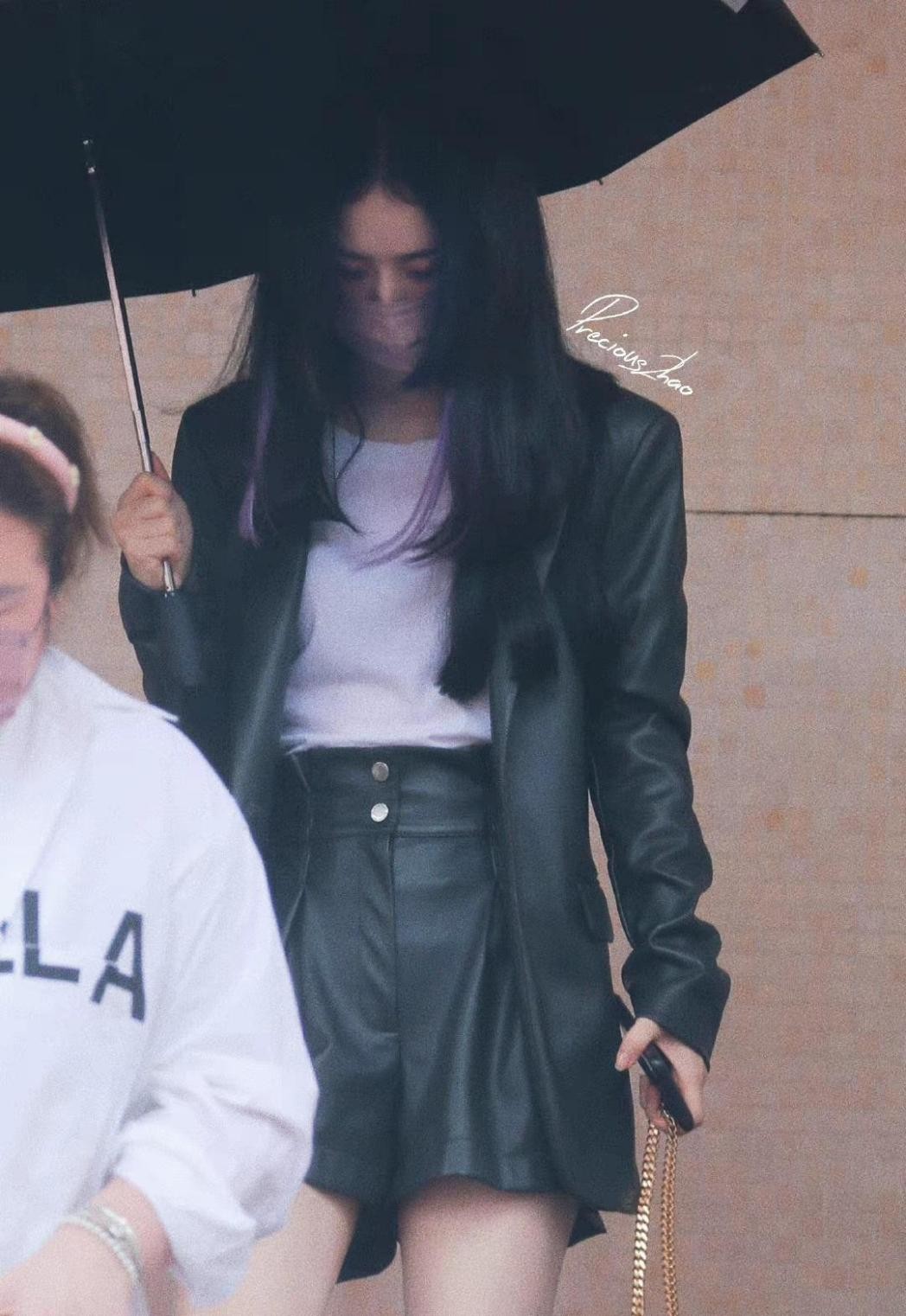 赵丽颖|赵丽颖首次尝试“暗黑”造型，留紫色公主切，穿一身皮衣好酷