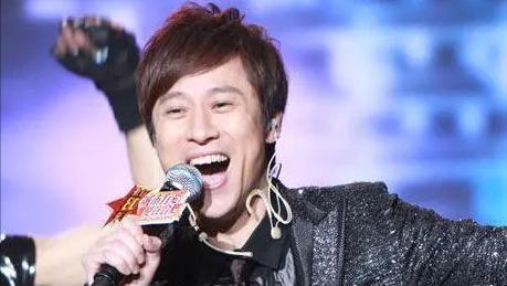 解晓东|解晓东：曾连登14年春晚，巅峰时退隐，53岁颜值依旧耐打