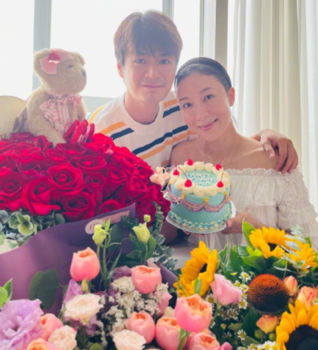 刘亦菲|杨怡晒全家福，庆儿子满一岁，弟弟像爸姐姐像妈，一家四口好幸福