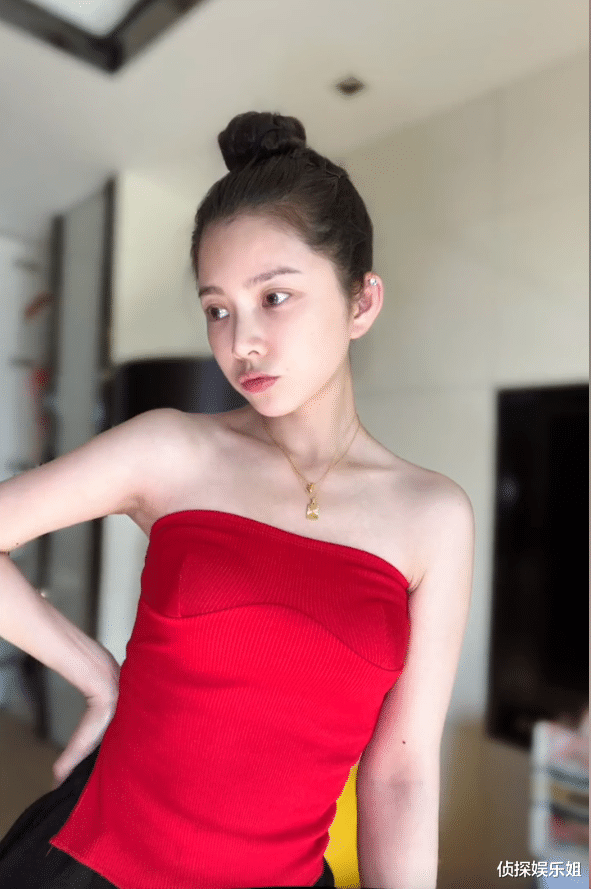 王灿|杜淳老婆晒时尚穿搭，穿同款不同色抹胸秀身材，衣品被嘲一言难尽