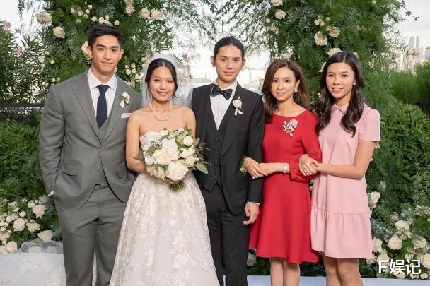 吴婉芳|冻龄港姐吴婉芳一家人为大儿子庆生 与子女同框不显老像姐姐