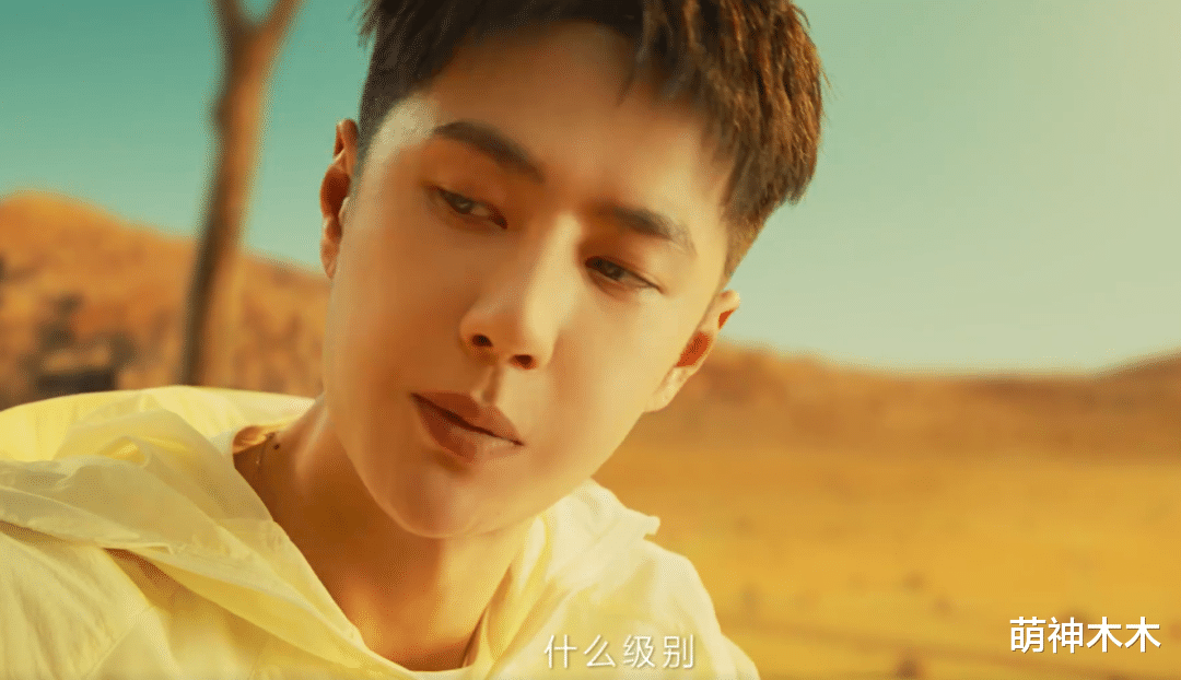 王一博|王一博最新视频脸圆脖子粗，滤镜遮不住法令纹，疑因健身变壮