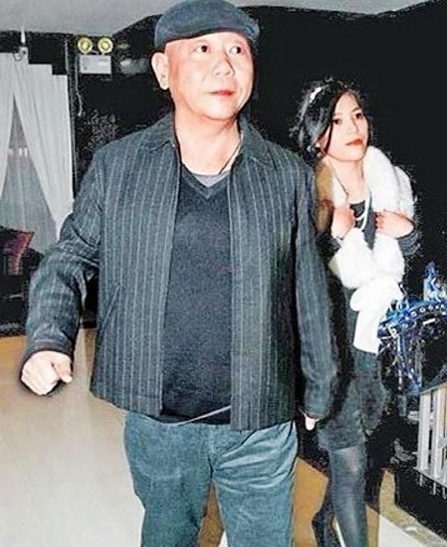 顾宝明|71岁演员顾宝明因病离世,事发突然未立遗嘱,友人曝小20岁遗孀近况