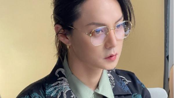 尹正 尹正之后，又有两个年轻男艺人开始“姨化”