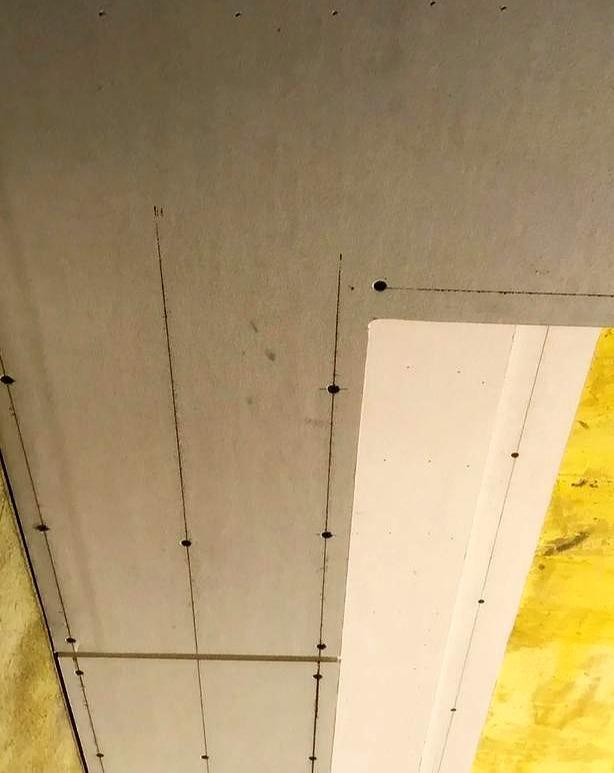 滑头木工做吊顶时偷工减料,却被懂行的业主揪出5大问题,活该!