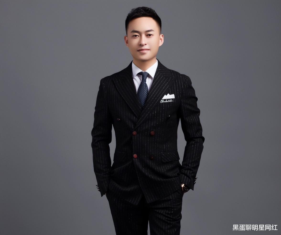 网红夫妻离婚后互撕，爆出各种丑事，网友：不是一家人不进一家门
