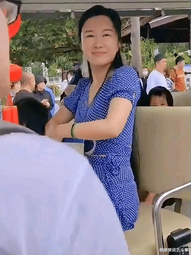 张纪中|张纪中陪妻女海南旅游，妻子气质高雅，女儿呆萌可爱