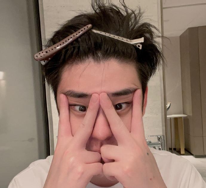 张云雷|德云社张云雷晒化妆照,搞怪的造型引人喜爱,粉丝应援也很给力