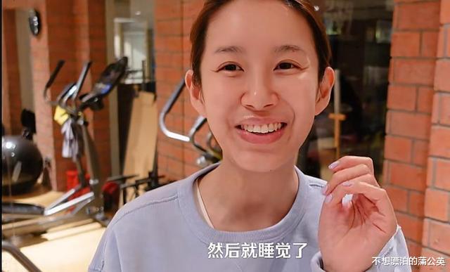 张子萱|张子萱和老公同框,陈赫在她旁边玩电脑,两个女儿穿公主裙好可爱