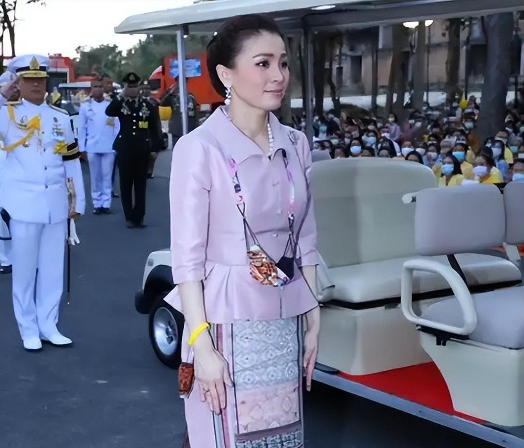 诗妮娜|诗妮娜黯然离场蕴含深意，迎接储妃接受现实，西拉米亮相顺理成章