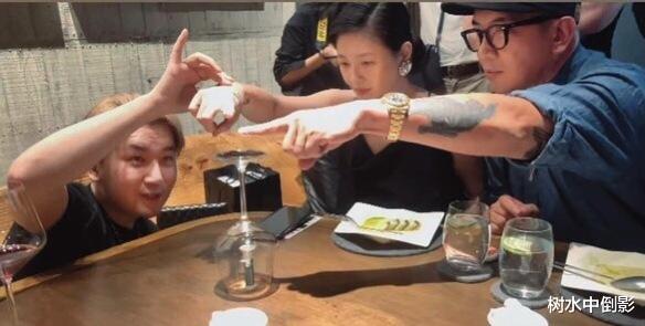 大S|大S具俊晔街头秀恩爱，十指紧扣依偎搂腰好甜蜜，背影照却似两代人