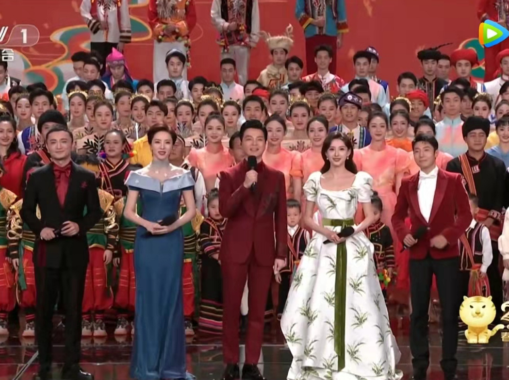 李思思|李思思不愧是春晚台柱子!穿旗袍身材辣过马凡舒,同款口红大爆火