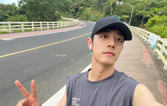 殷桃|肖战宠粉晒自拍,一如既往的死亡角度任性拍,暖心回应粉丝呼吁