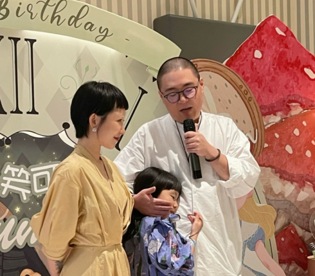 郝劭文|郝劭文未婚妻是离异妇女,打扮大胆风格另类,还有一个7岁的女儿