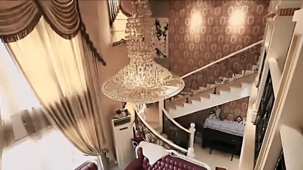 何洁|何洁:养活4娃压力大,连保姆都请不起,她还能保住千万豪宅吗?