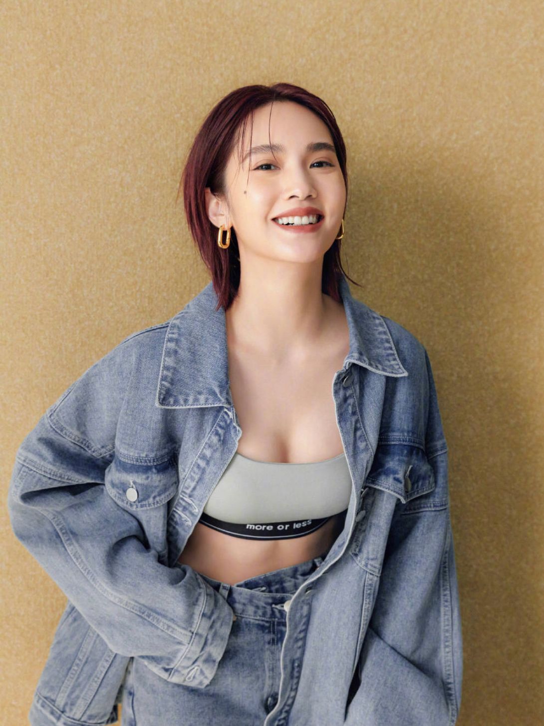 京剧|杨丞琳穿老公衣服拍照,牛仔衣配小背心又美又辣,腹肌马甲线抢镜