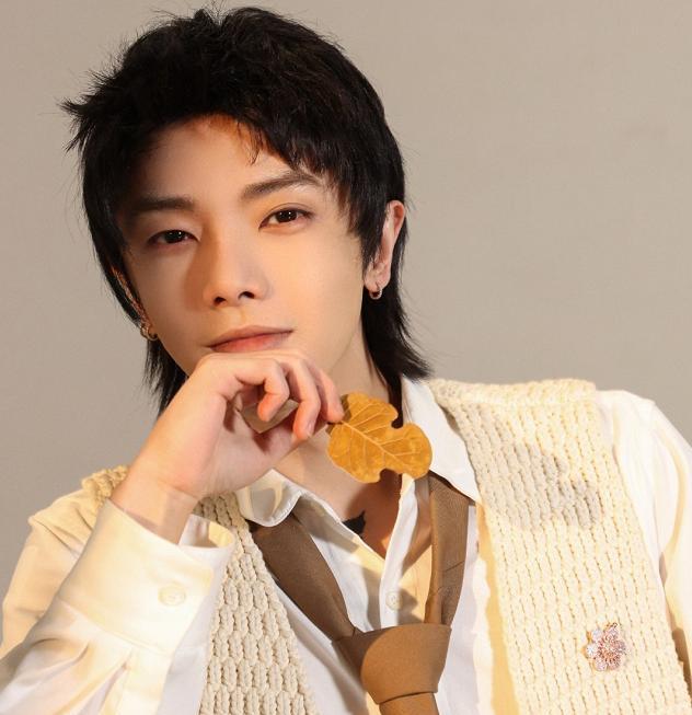 华晨宇|华晨宇直播独自剪头发，就像个调皮的小男孩，却被网友质疑像化疗