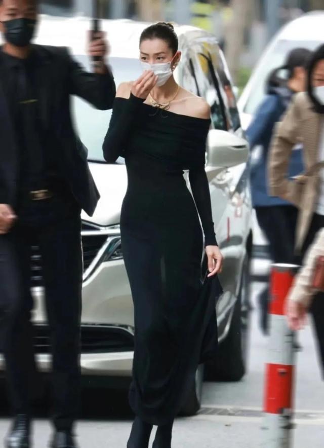 |井柏然刘雯牵手逛三里屯，大大方方，坦坦荡荡，真的太般配了！