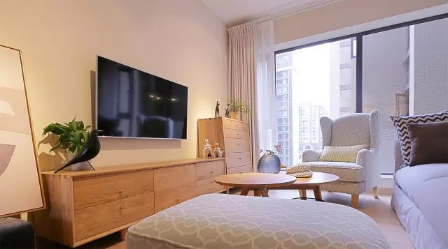 85平北欧风二居室,轨道灯、落地窗让客厅透亮显得十分舒适