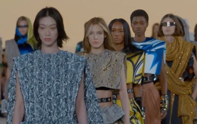 芒果台|谷爱凌T台首秀，服装造型被嘲老土，身材被拍成五五分