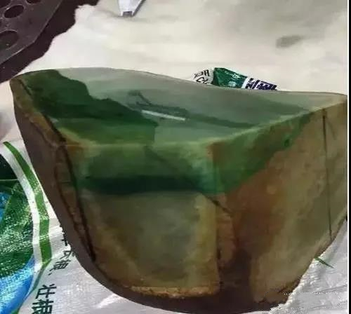 翡翠|什么是翡翠赌石中的“仙人铊”?