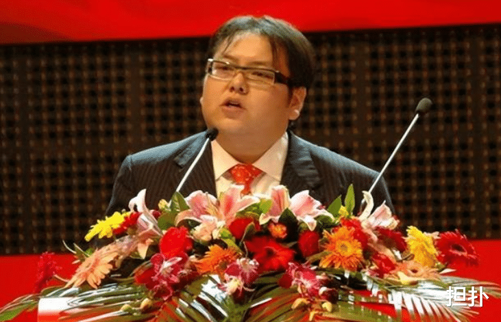 父亲被朋友枪杀,22岁李兆会提前继承百亿,却因踢走叔叔导致破产