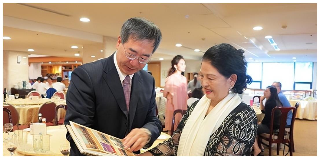 李宝珠:离异带娃仍能嫁入豪门,首富丈夫独宠50年,如今资产千亿