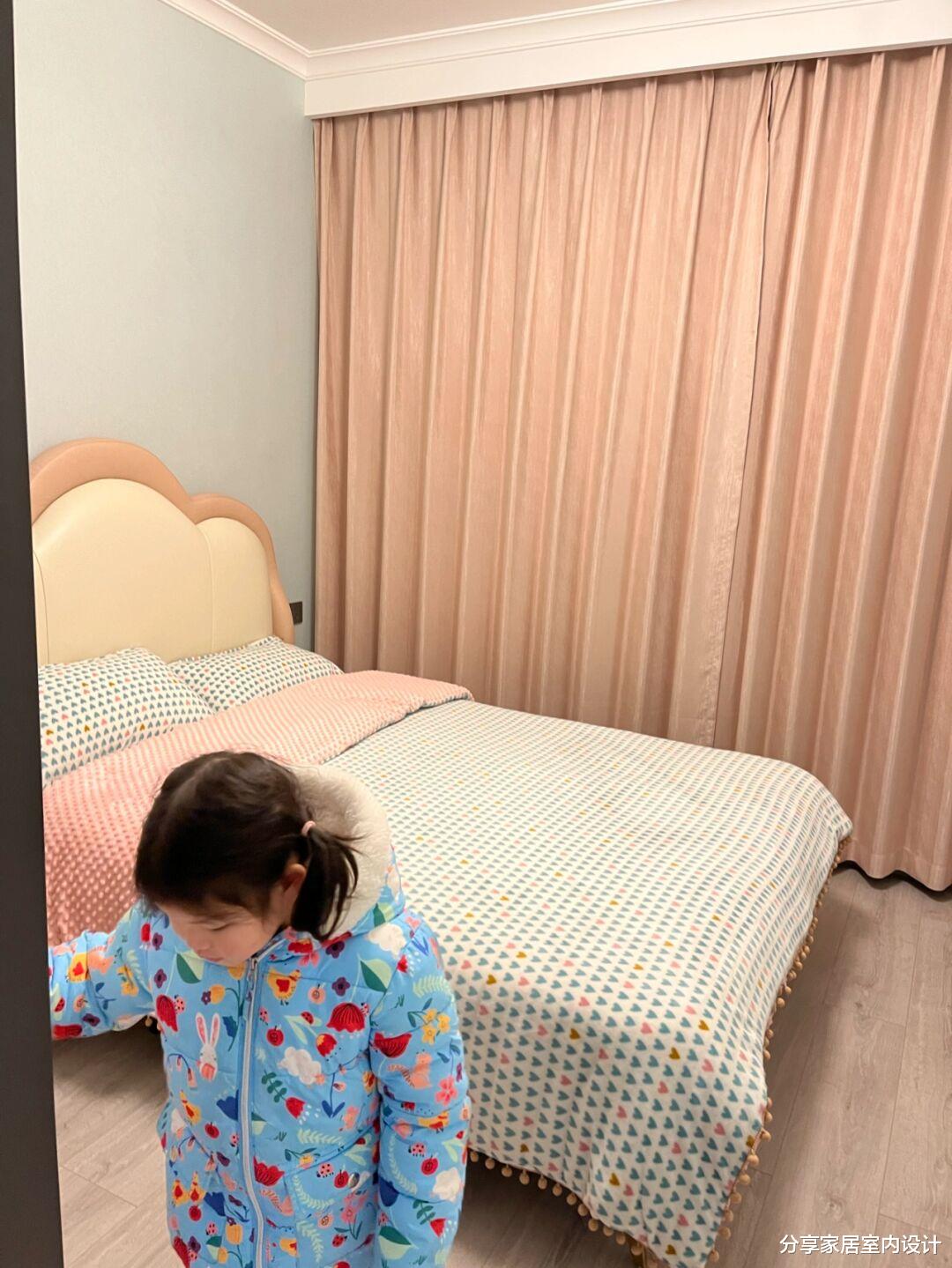 一家四口乔迁新居，全屋装修漂亮上档次，生活幸福又令人羡慕！