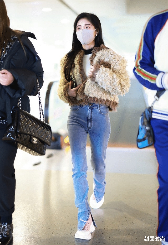 穿衣搭配|鞠婧祎穿羊羔毛也和别人不一样,小香风清新贵气,配牛仔裤显身材