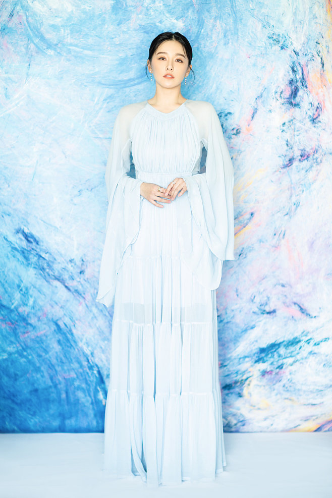 佟丽娅|美图分享|清纯甜美的阚清子，长裙飘飘很动人！