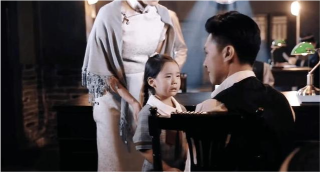 董璇|董璇女儿比甜馨都厉害！演戏哭得梨花带雨太心疼，穿裙装尽显千金范