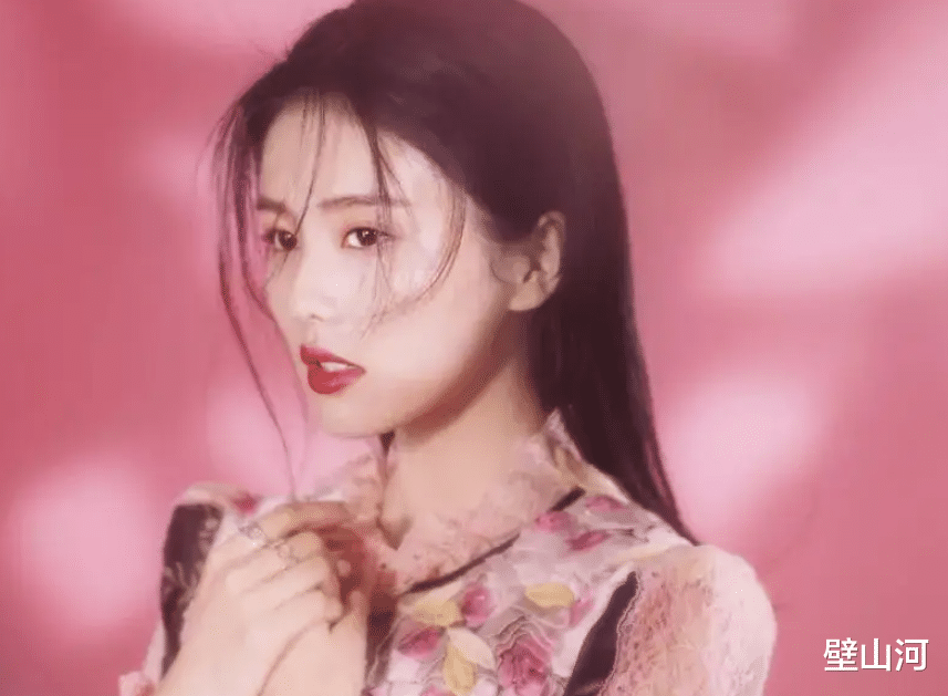 女孩|她是个热闹的女孩，男里那个直率单纯，爽朗笑声震破天际的小白甜