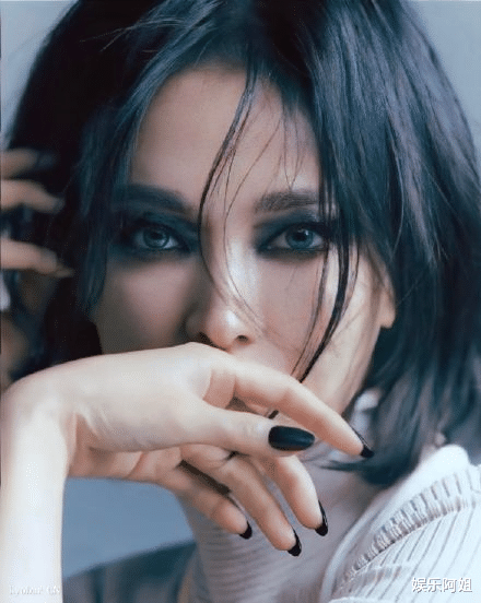 宋慧乔|40岁宋慧乔风格大变！浓重烟熏妆太抢眼，这气场大到认不出