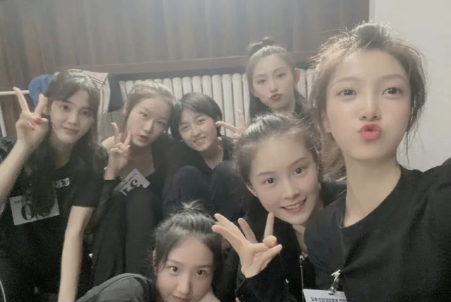 张子枫|张子枫北电全班合照曝光，唯一短发女生，站位看出是班级“小透明”