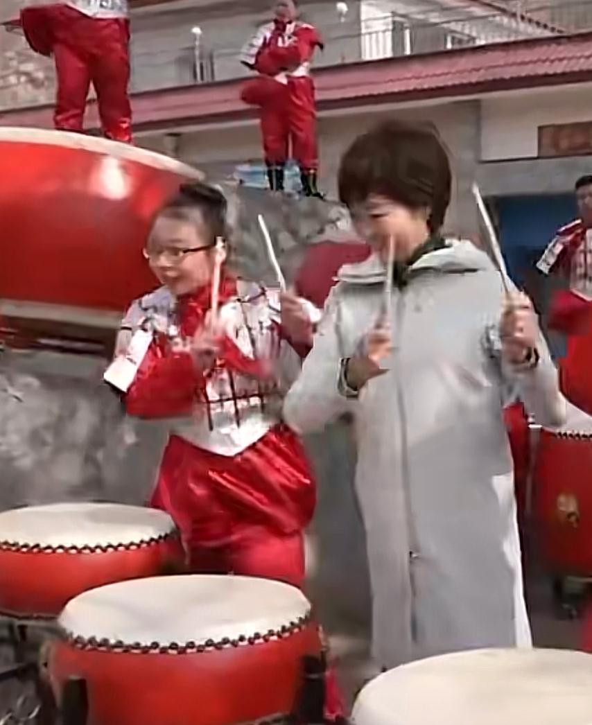 敬一丹|66岁敬一丹下乡打鼓,跟一群大妈学动作,姿势使劲帅气笑出鱼尾纹