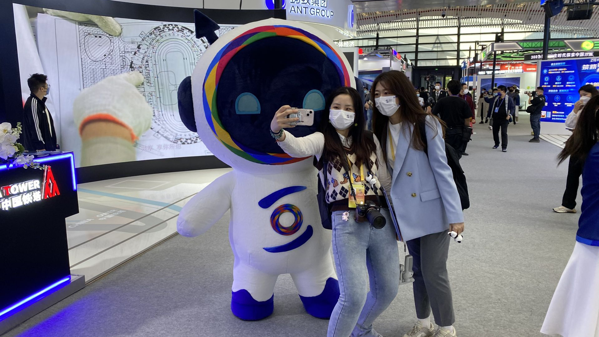 乌镇|“乌镇时间”里的 “深圳元素”让数字之光照进实体经济